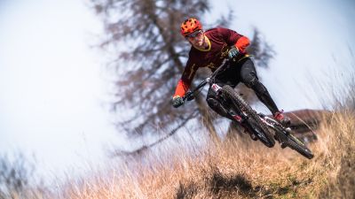 Ragazzo in corsa con mountain bike