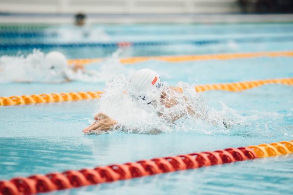 sport - nuotatore in piscina